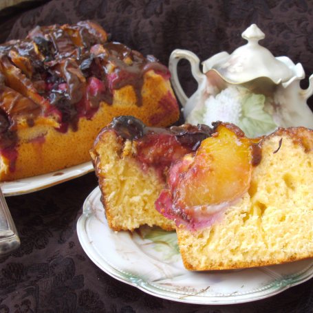Krok 6 - śliwki i brzoskwinie wpadły na ciasto drożdżowe... foto