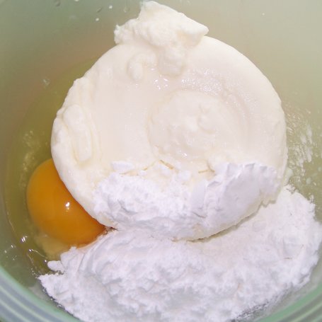 Krok 4 - Śliwki i ricotta, czyli smaczne, ciemne muffinki :) foto