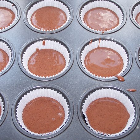 Krok 5 - Śliwki i ricotta, czyli smaczne, ciemne muffinki :) foto