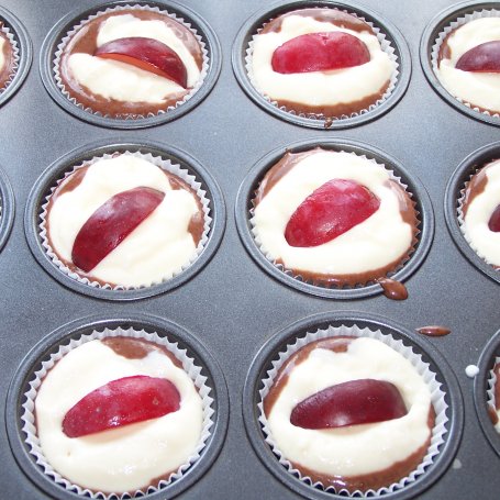 Krok 6 - Śliwki i ricotta, czyli smaczne, ciemne muffinki :) foto