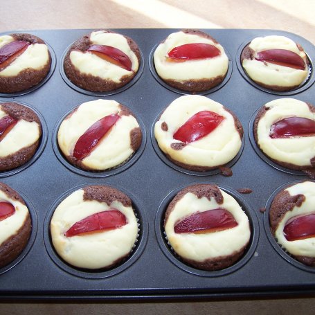 Krok 7 - Śliwki i ricotta, czyli smaczne, ciemne muffinki :) foto