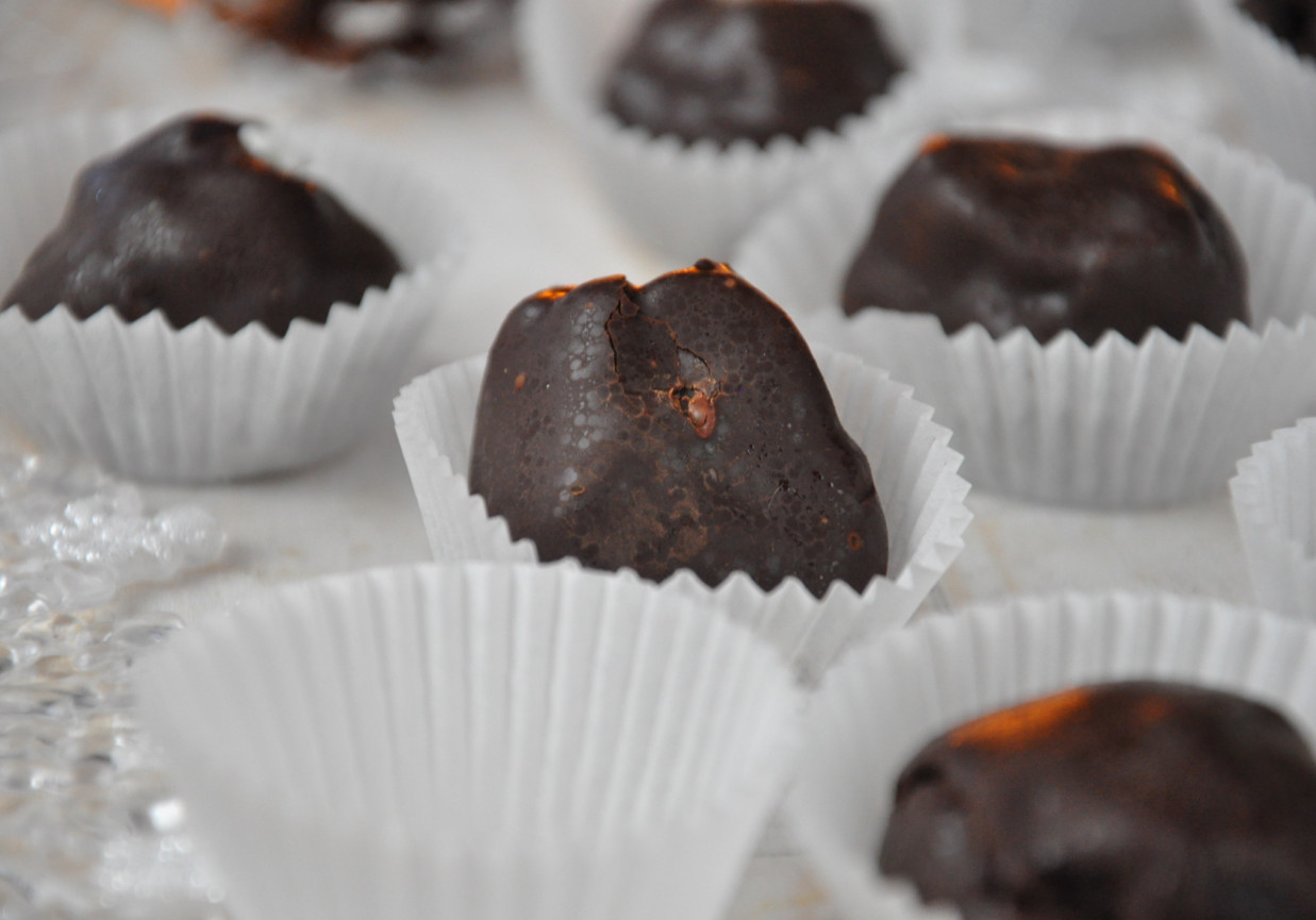 Śliwki w czekoladzie z marcepanem  foto