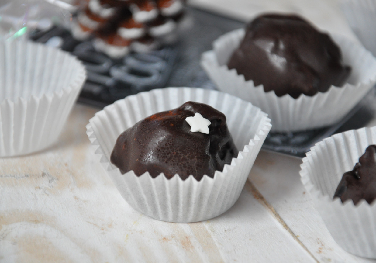 Śliwki w czekoladzie z marcepanem  foto