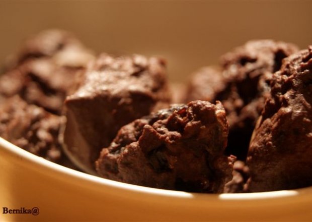 Fotografia przedstawiająca Śliwki w czekoladzie z migdałami