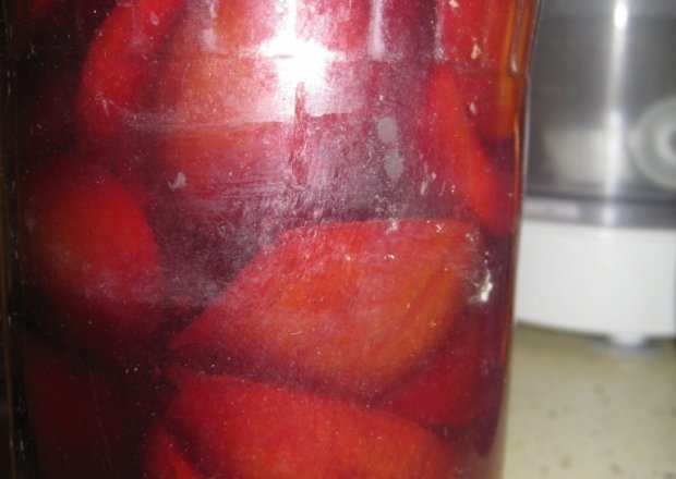 Fotografia przedstawiająca śliwki w zalewie z czerwoengo wina
