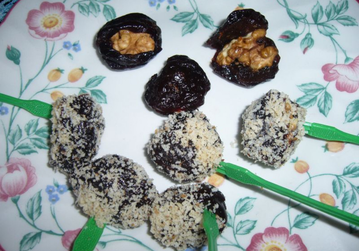 Śliwki z orzechami (cukierki smakoszki) foto