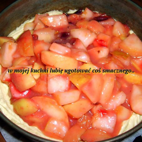 Krok 3 - śliwki,gruszka i jabłka w kisielu na cieście cytrynowym... foto