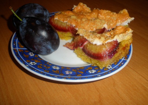 Fotografia przedstawiająca Śliwkowe ciasto kruche z pianką i kruszonką