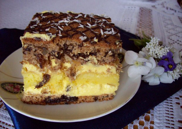 Fotografia przedstawiająca Śliwkowo- ananasowe ciasto