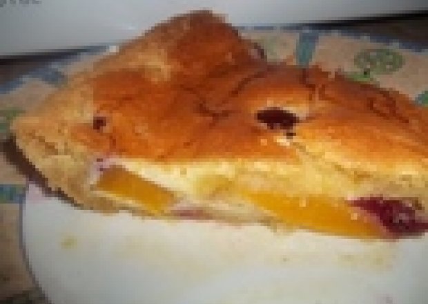 Słodka pokusa - tarta z brzoskwiniami i wiśniami foto