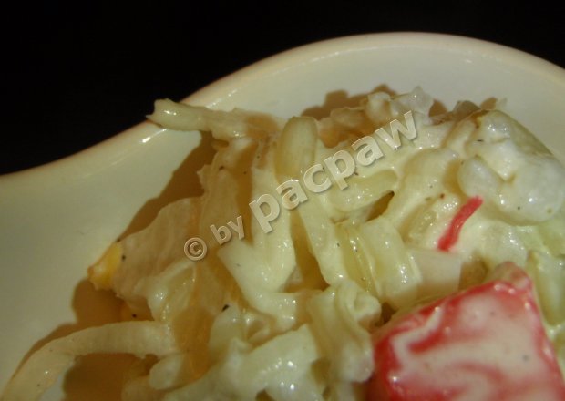 Fotografia przedstawiająca Słodka sałatka z paluszkiem krabowym i ryżem brązowym