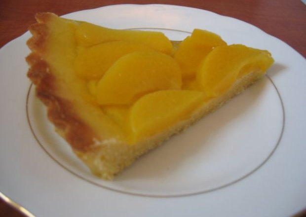 Fotografia przedstawiająca Słodka tarta z brzoskwiniami