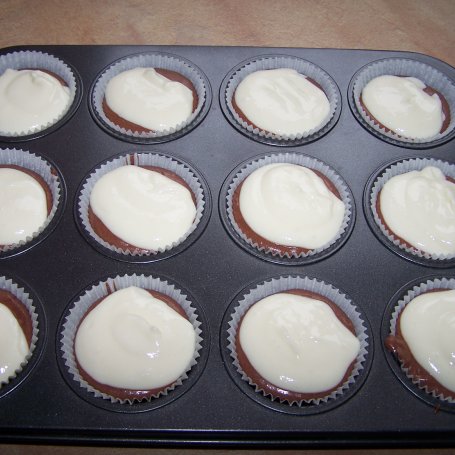 Krok 4 - Słodka zachcianka, czyli serowe muffinki :) foto