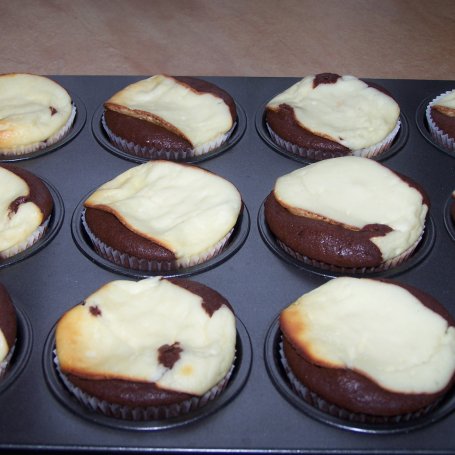 Krok 5 - Słodka zachcianka, czyli serowe muffinki :) foto