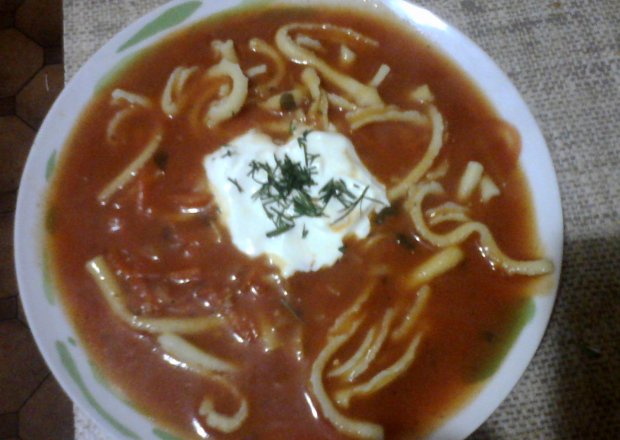 Fotografia przedstawiająca słodkawa zupa pomidorowa