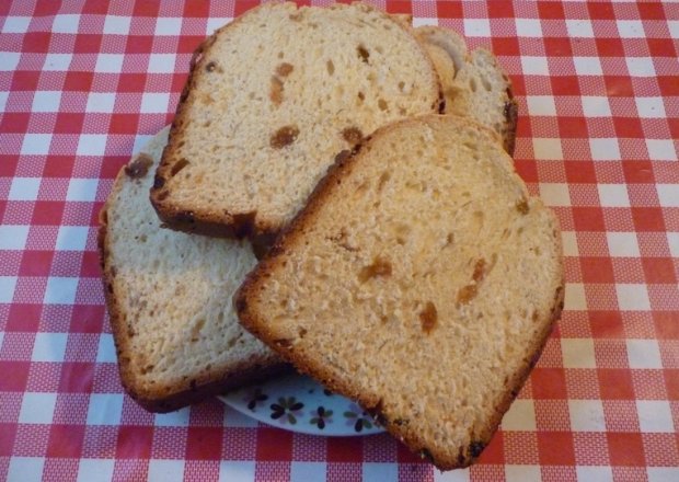 Fotografia przedstawiająca Słodki chlebek z rodzynkami
