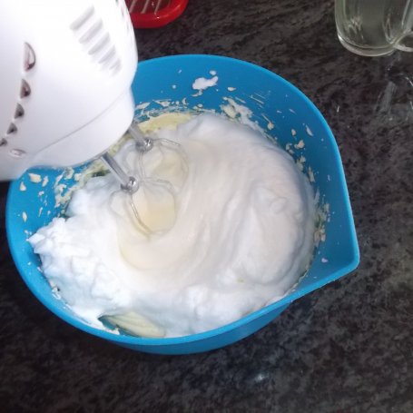 Krok 3 - Słodki deser z ciastem francuskim i truskawkami foto