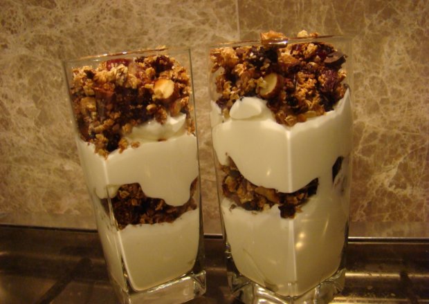 Fotografia przedstawiająca Słodki deser z granolami