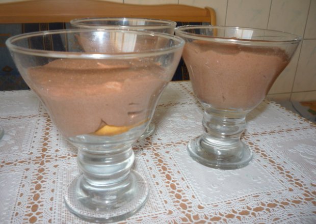 Fotografia przedstawiająca Słodki deser zkremówki i kakao