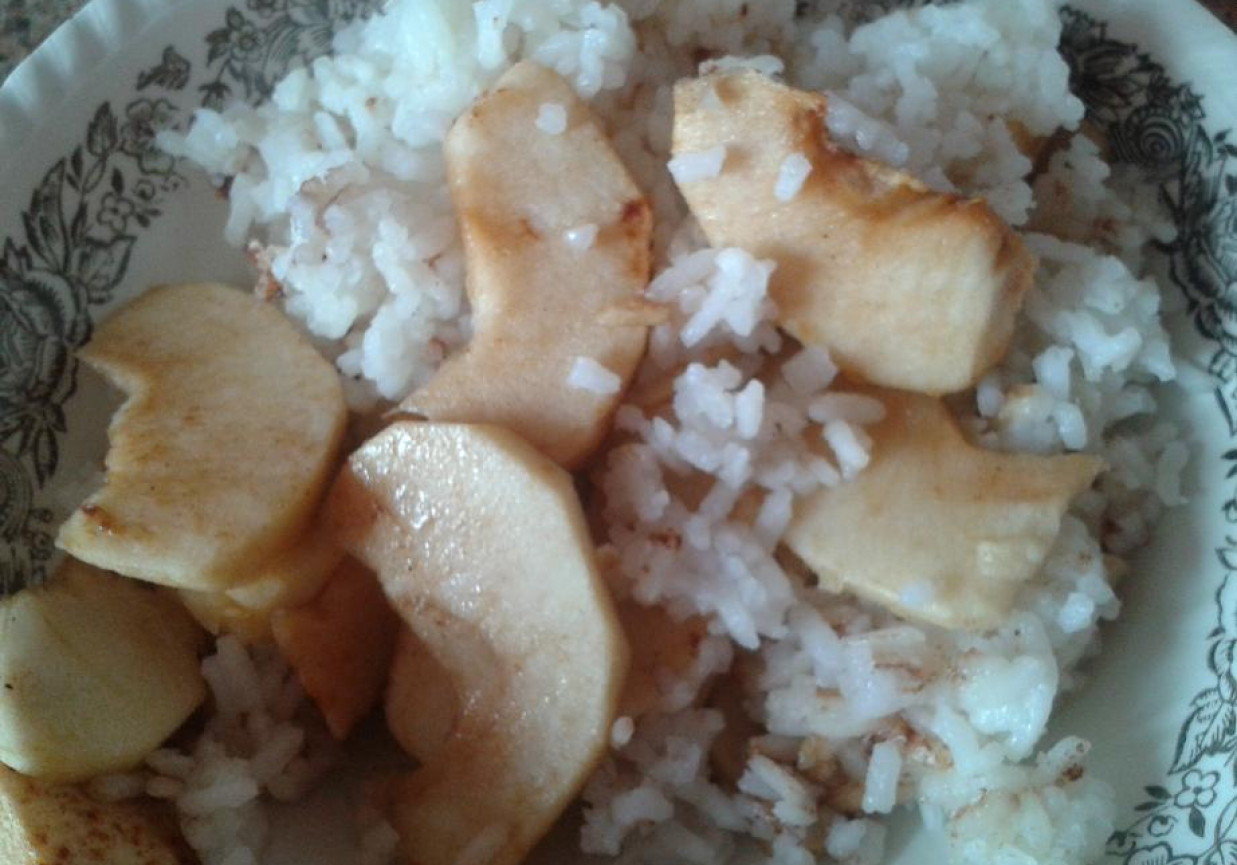 słodki ryż z jabłakmi i cynamonem foto