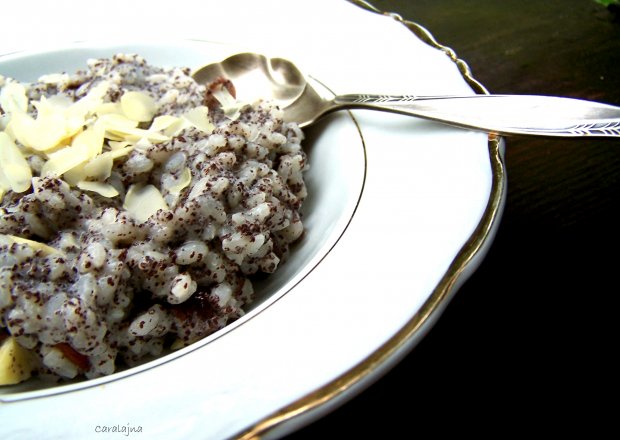 Fotografia przedstawiająca słodki ryż z makiem i migdałami