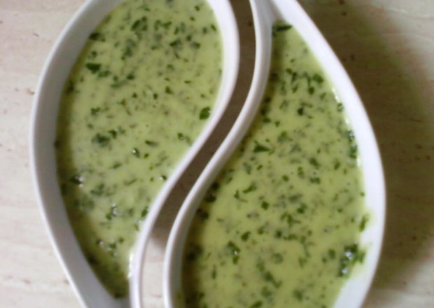 Fotografia przedstawiająca Słodki sos pietruszkowy do mięsa i warzyw