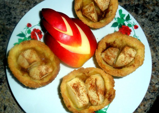 Fotografia przedstawiająca Słodkie babeczki z jabłkami