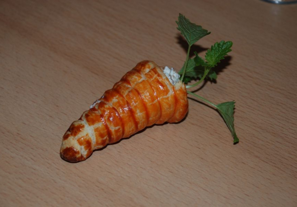 Słodkie marchewki z bitą śmietaną foto