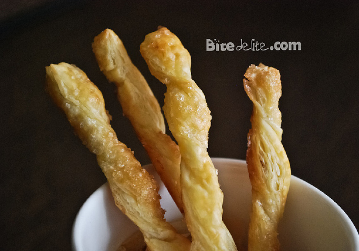 Słodkie paluszki z ciasta francuskiego błyskawiczne foto