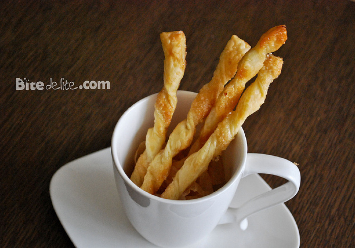 Słodkie paluszki z ciasta francuskiego błyskawiczne foto