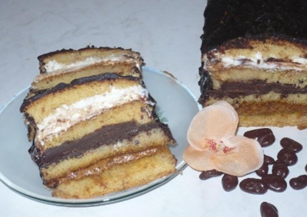 Fotografia przedstawiająca Słodkie przekładane ciasto