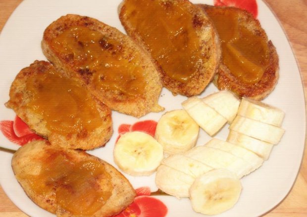 Fotografia przedstawiająca Słodkie tosty z dżemem dyniowym i bananem