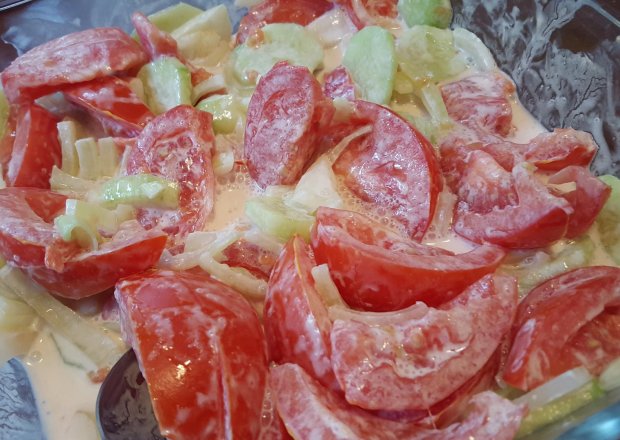 Fotografia przedstawiająca Słodko-kwaśna mizeria z pomidorami