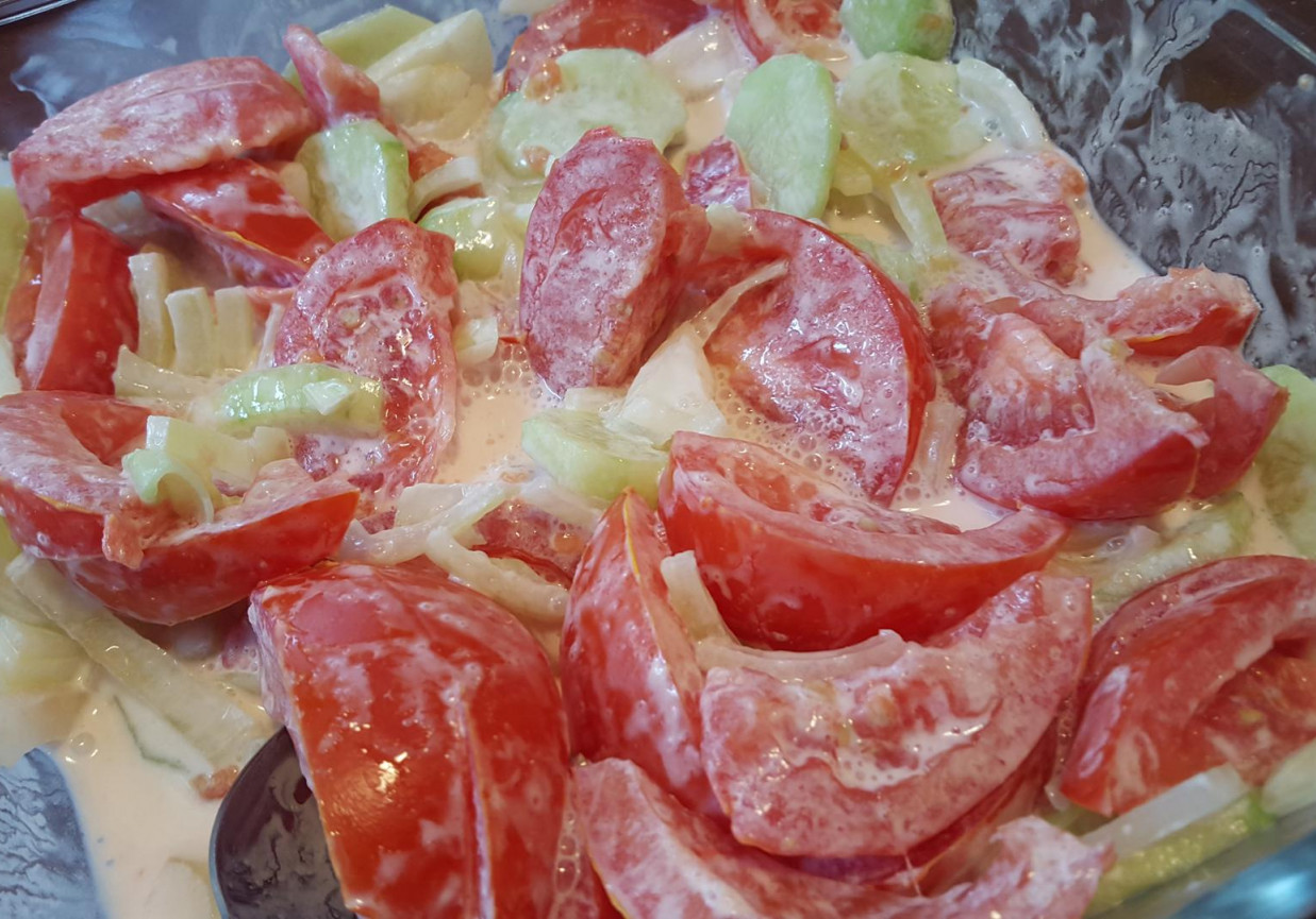 Słodko-kwaśna mizeria z pomidorami foto