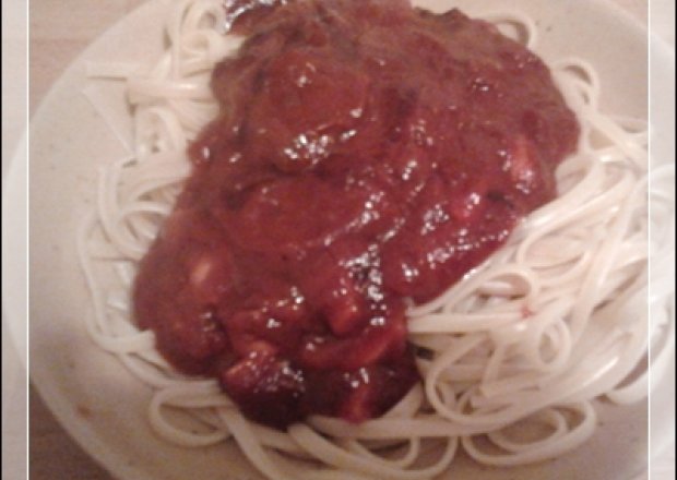 Fotografia przedstawiająca Słodko ostre spaghetti z parówkami