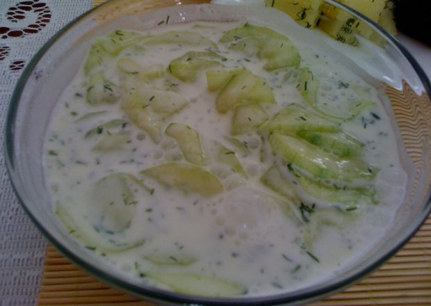 Fotografia przedstawiająca Słodko-kwaśna mizeria z greckim jogurtem