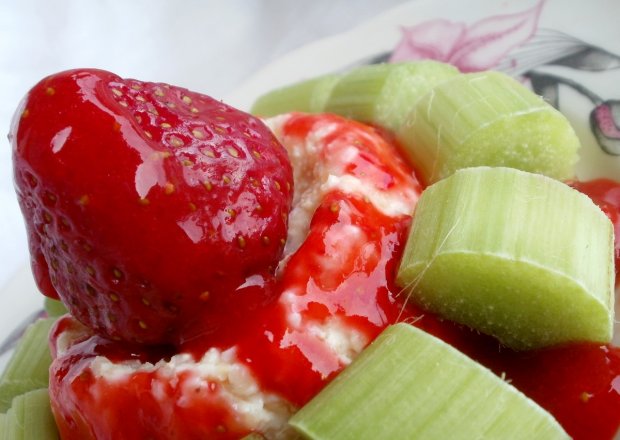 Fotografia przedstawiająca Słodko-kwaśny deserek z truskawką i rabarbarem