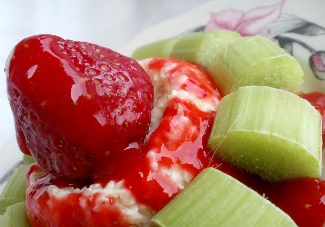 Słodko-kwaśny deserek z truskawką i rabarbarem foto