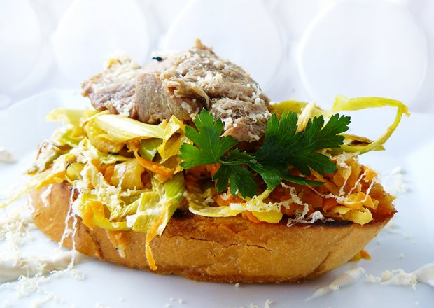 Fotografia przedstawiająca Słodko-ostre polędwiczki wieprzowe z soczystymi warzywami na chrupiącej pajdzie chleba