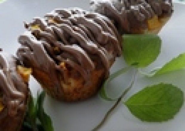 Słodkości warte grzechu. Łaciate muffiny z brzoskwiniami foto