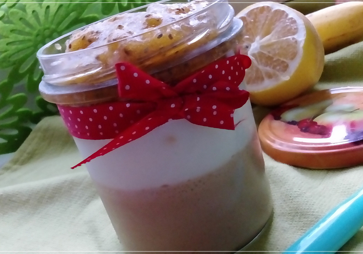 Słoikowy dwukolorowy jogurtowiec z persymoną i chia foto