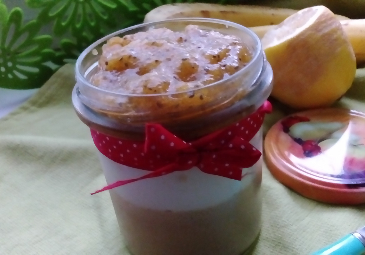 Słoikowy dwukolorowy jogurtowiec z persymoną i chia foto