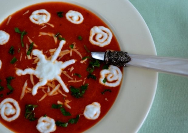 Fotografia przedstawiająca Słoneczna zupa pomidorowa