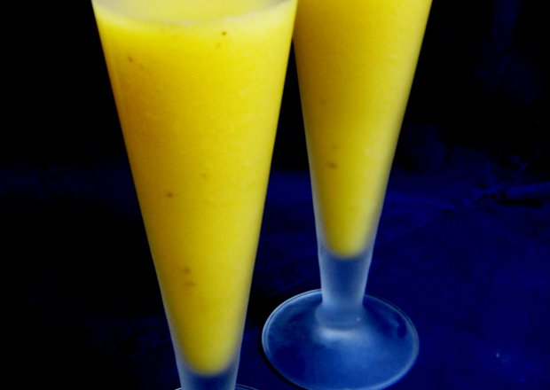 Fotografia przedstawiająca słoneczne smoothie z ananasa, melona i banana