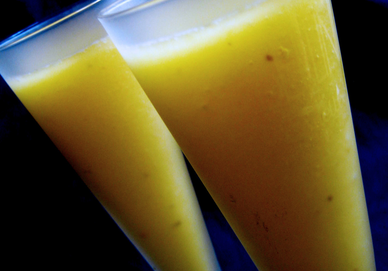 słoneczne smoothie z ananasa, melona i banana foto