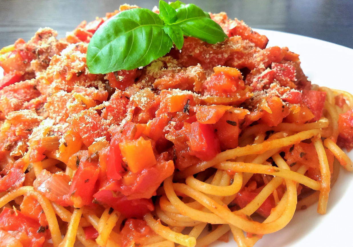 Słoneczne spaghetti z duszonymi warzywami i parmezanem  foto