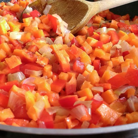 Krok 2 - Słoneczne spaghetti z duszonymi warzywami i parmezanem  foto