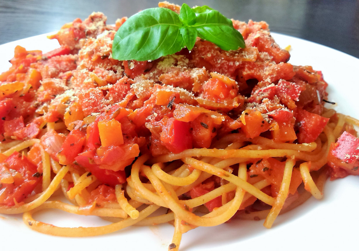 Słoneczne spaghetti z duszonymi warzywami i parmezanem  foto