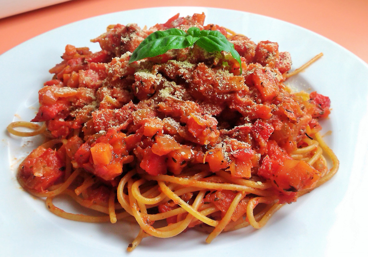 Słoneczne spaghetti z duszonymi warzywami i parmezanem  foto