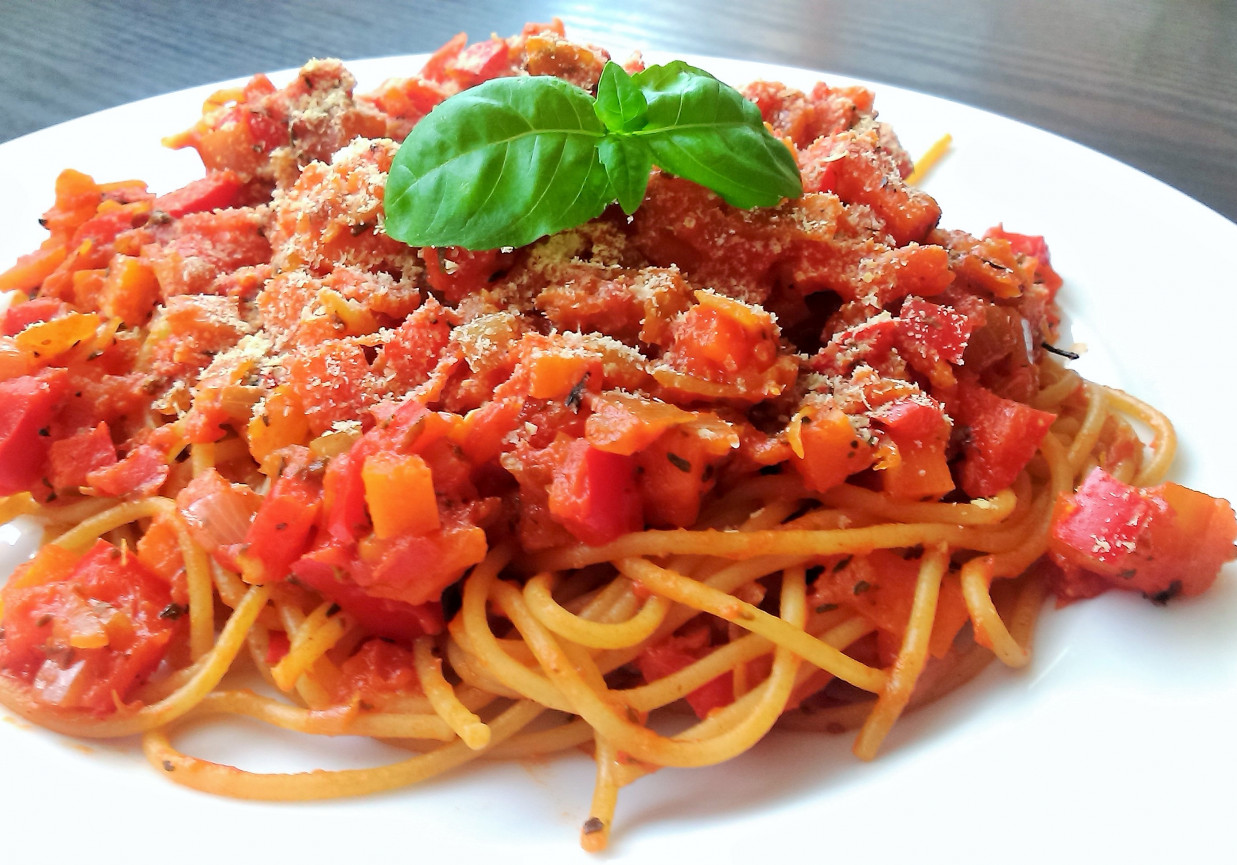 Słoneczne spaghetti z duszonymi warzywami i parmezanem  foto